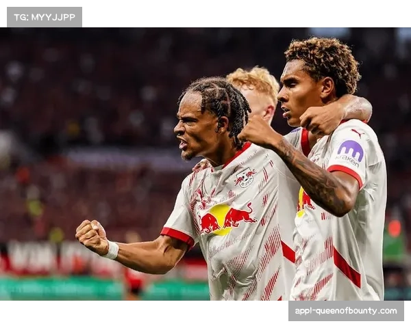 转播画面捕捉:门兴教练席因一次成功的防守拦截而起立鼓掌