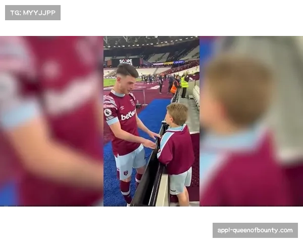 特写：大雨中，一位小球迷的哭泣镜头被捕捉，随后获赠球员球衣